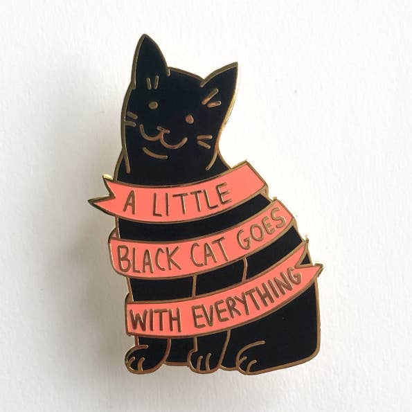 Um gatinho preto combina com tudo - alfinete de esmalte duro por atacado de Considerate Cat Design