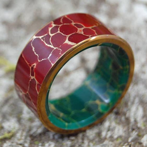 Bold King trouwring van titanium met rode jaspis en Egyptische jade voor wholesale door Minter & Richter Designs