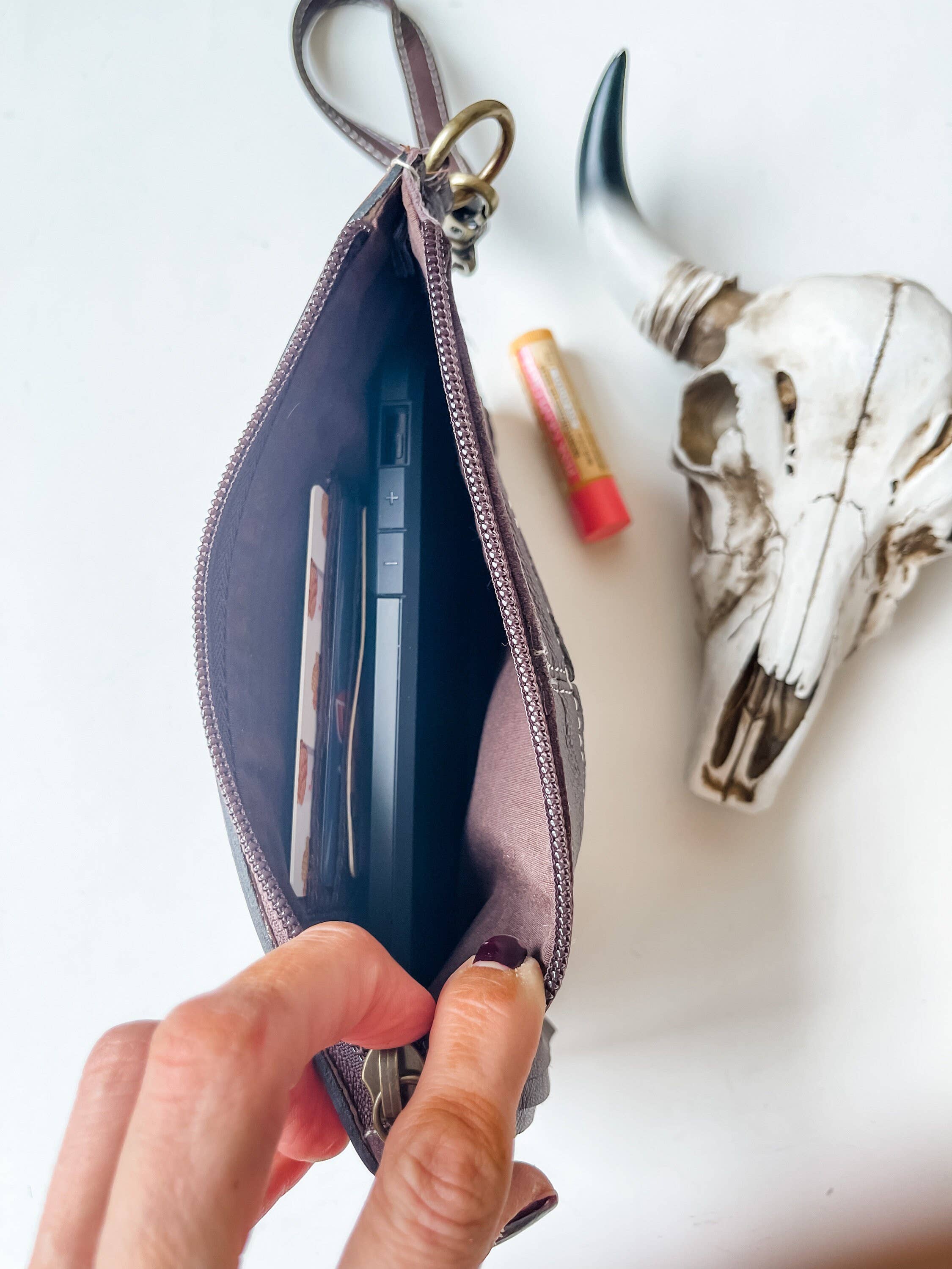 Boho Ranch Shop - Venta al por mayor Bandolera - Mujer - Bandolera Western Mini Mobile de piel de vacuno labrada1