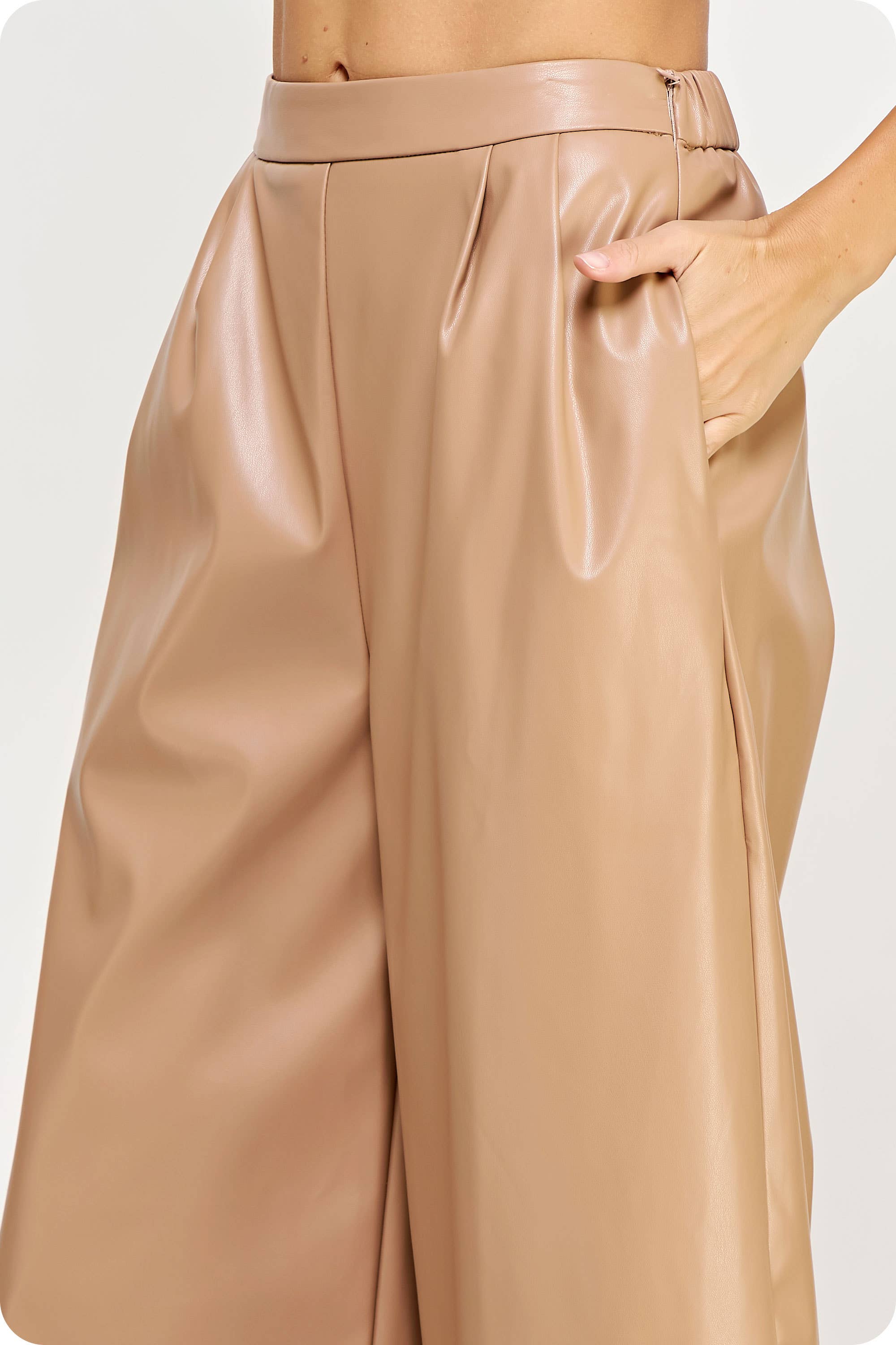 Strut & Bolt – Engroshandel Bukser - Dame – Plisserede detaljer Bredben Bukser i imiteret læder12