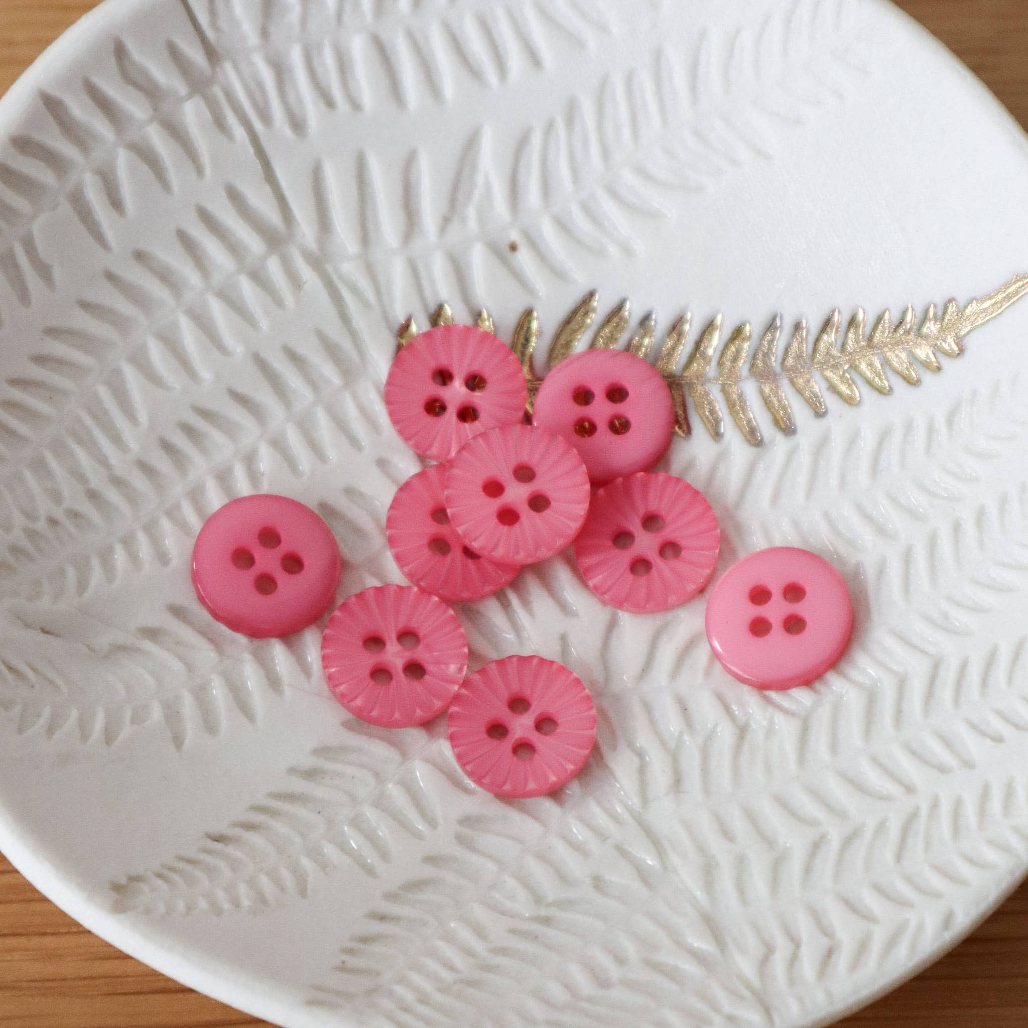 Lise Tailor – Großhandel Knopf/Druckknopf zum Annähen – Daisy Knöpfe mit Blütenblattmuster, 12 mm24