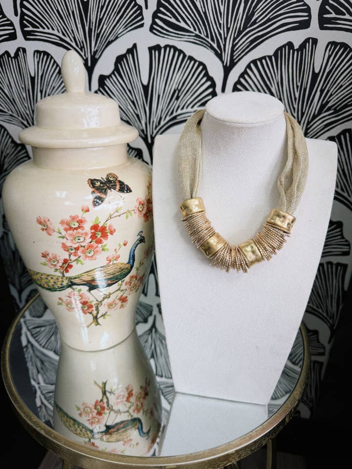 Collier Voie Rocheuse pour la vente par Fashionably Fitted