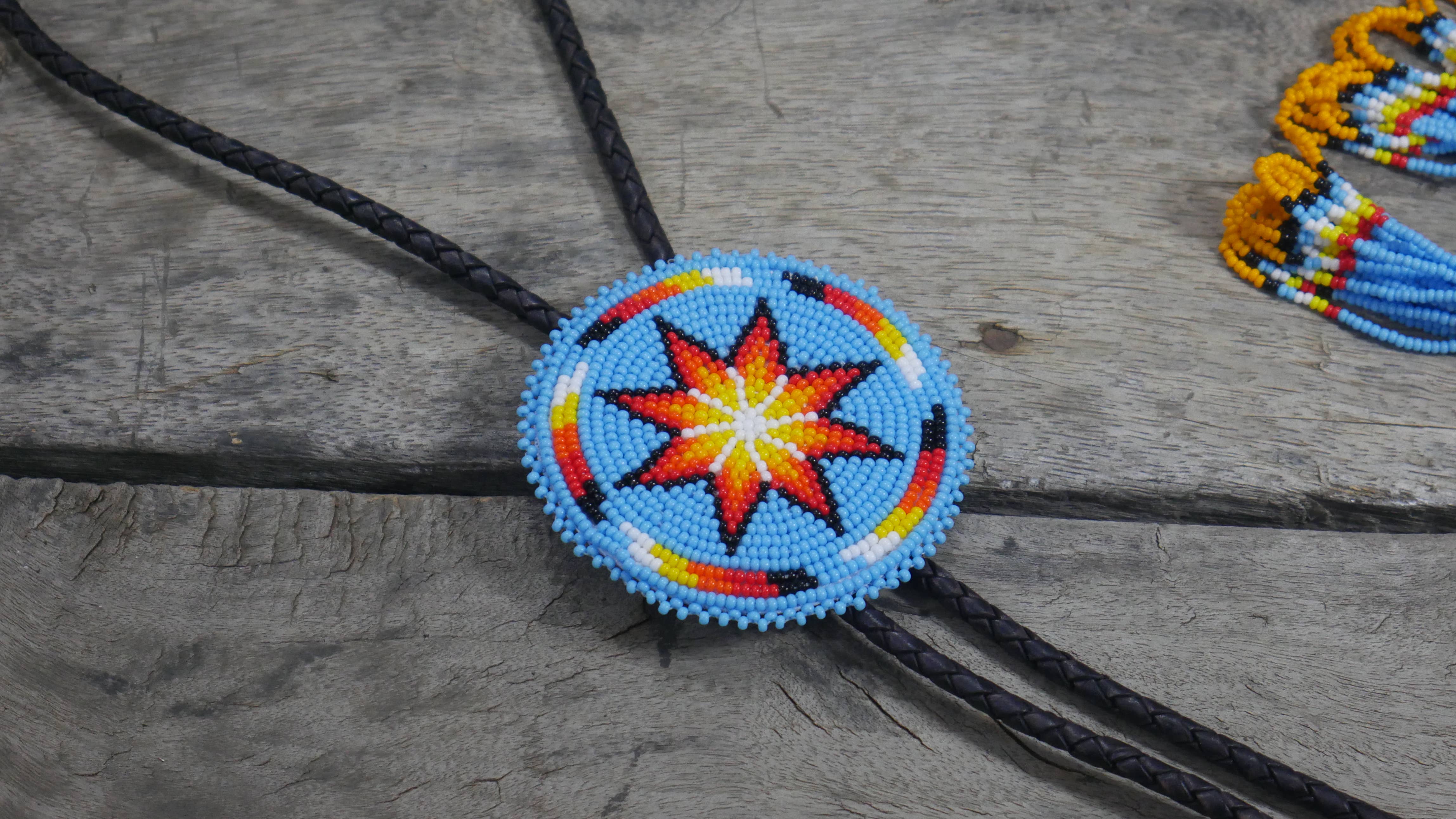 KANGURAH – Engroshandel Perlehalskæde – Boloslips med perler | Håndlavet indiansk bolo-slips med perler3