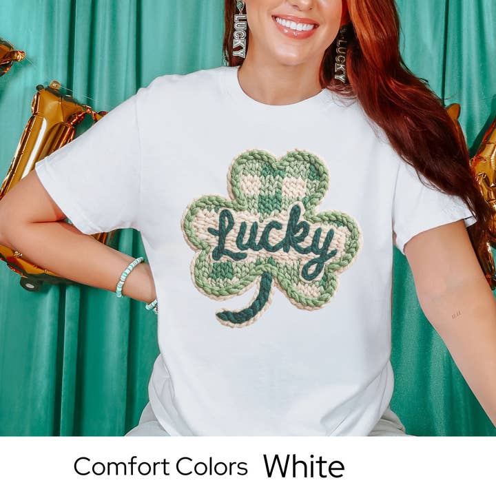 St. Patrick's Day Grafisch T-shirt, Geluksklavertje Tee, Faux Gebreide Klaver Shirt, St. Patrick's Outfit voor Vrouwen Comfort Colors 1717 voor wholesale door The Boutique by Sarah
