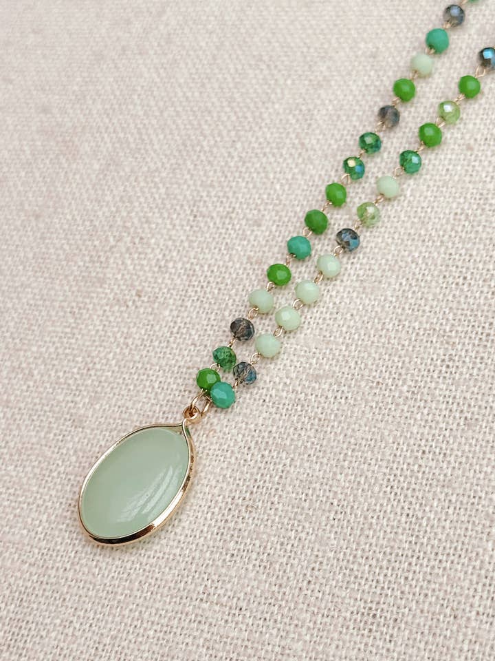 Collier pendentif en jade avec chaîne à maillons en cristal vert pour la vente par Gracie Rose Designs