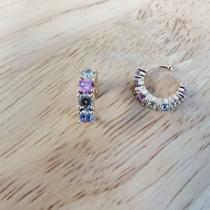 Ear cuff de oro relleno de 24K con piedras de imitación multicolor semitransparentes, sin perforación AI-108 para venta al por mayor de Aim Eternal