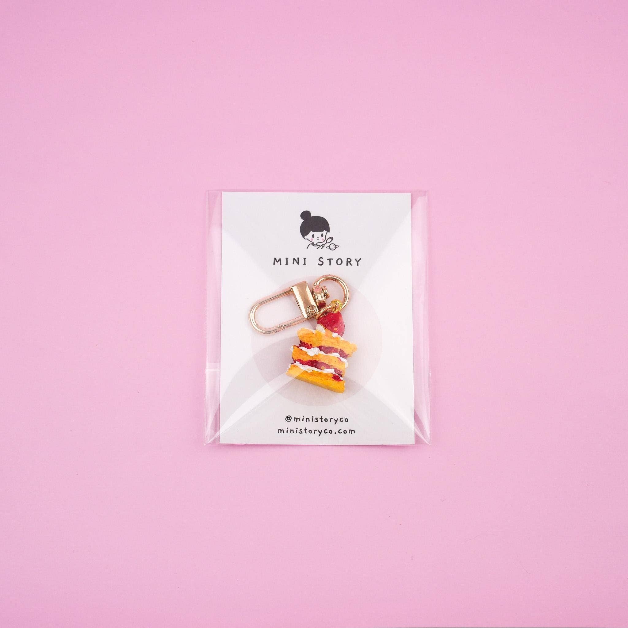 Mini Story Co – Porta-chaves - Mulher por atacado – Chaveiro Bolo de Morango1