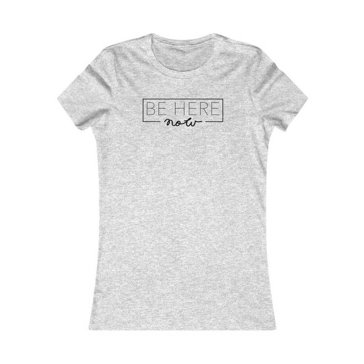 Wees hier nu - Favoriete t-shirt voor dames voor wholesale door Better Planet Studio