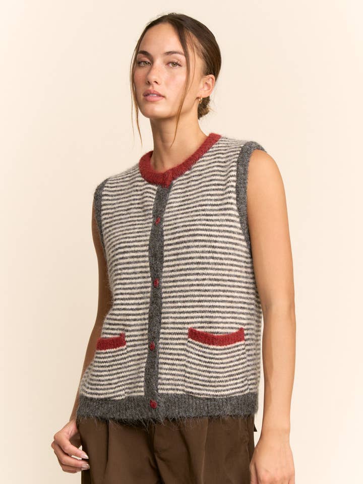 GILET DÉBARDEUR À RAYURES AVEC BOUTONS SUR LE DEVANT ET COL ROND pour la vente par Davi & Dani