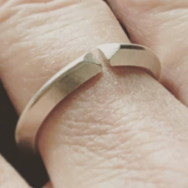 Anneau ouvert - Triangulaire pour la vente par Allison Mooney Design