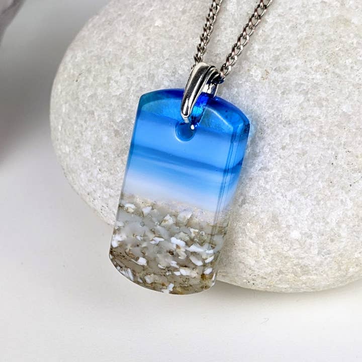 Collier Alcala Aquascape 1.5 bleu vif avec étiquette de plage pour la vente par Alcala Designs