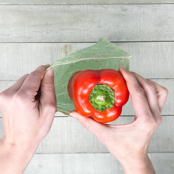 ***Surprise Print*** Petit sac en cire d'abeille pour la vente par Three Huggers