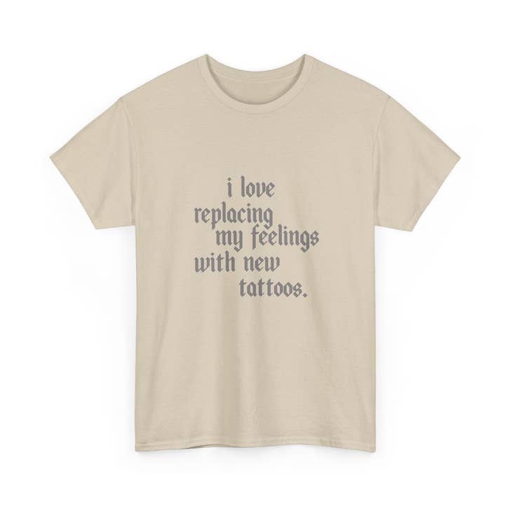 T-shirt - Ik Hou Ervan Mijn Gevoelens Te Vervangen Met Nieuwe Tatoeages Statement Shirt voor wholesale door Kennidi Co.