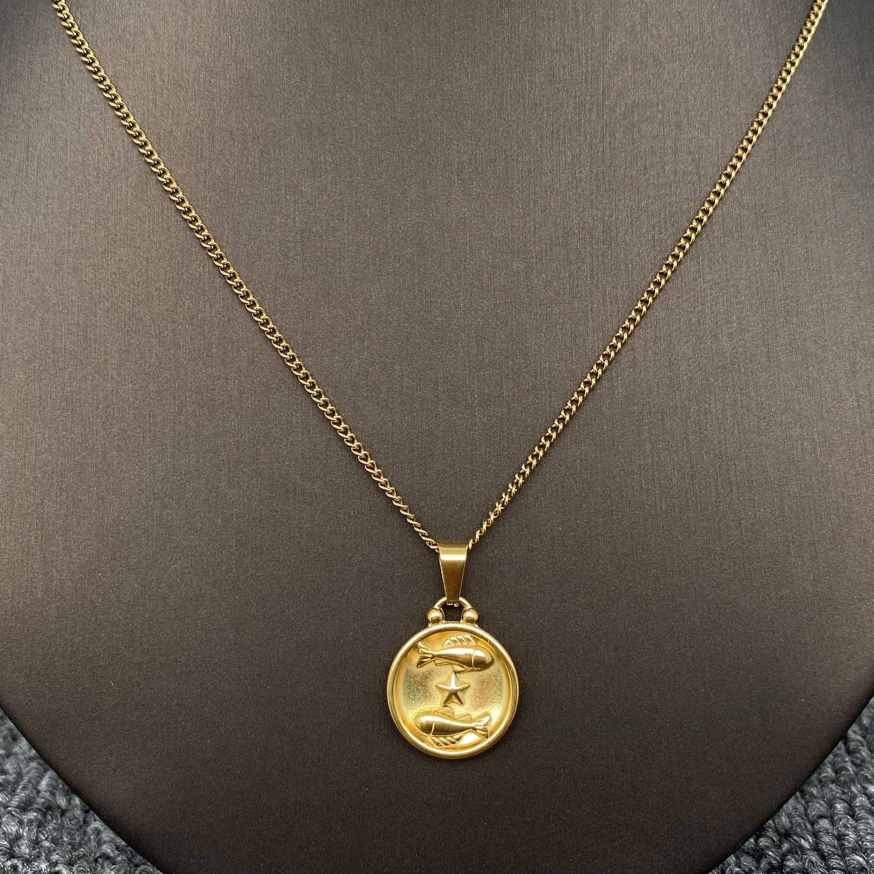 Mio Queena – Engroshandel Halskæde med vedhæng – Zodiac 12 stjernetegn halskæde i 18K guldbelagt rustfrit stål - Mio Queena3