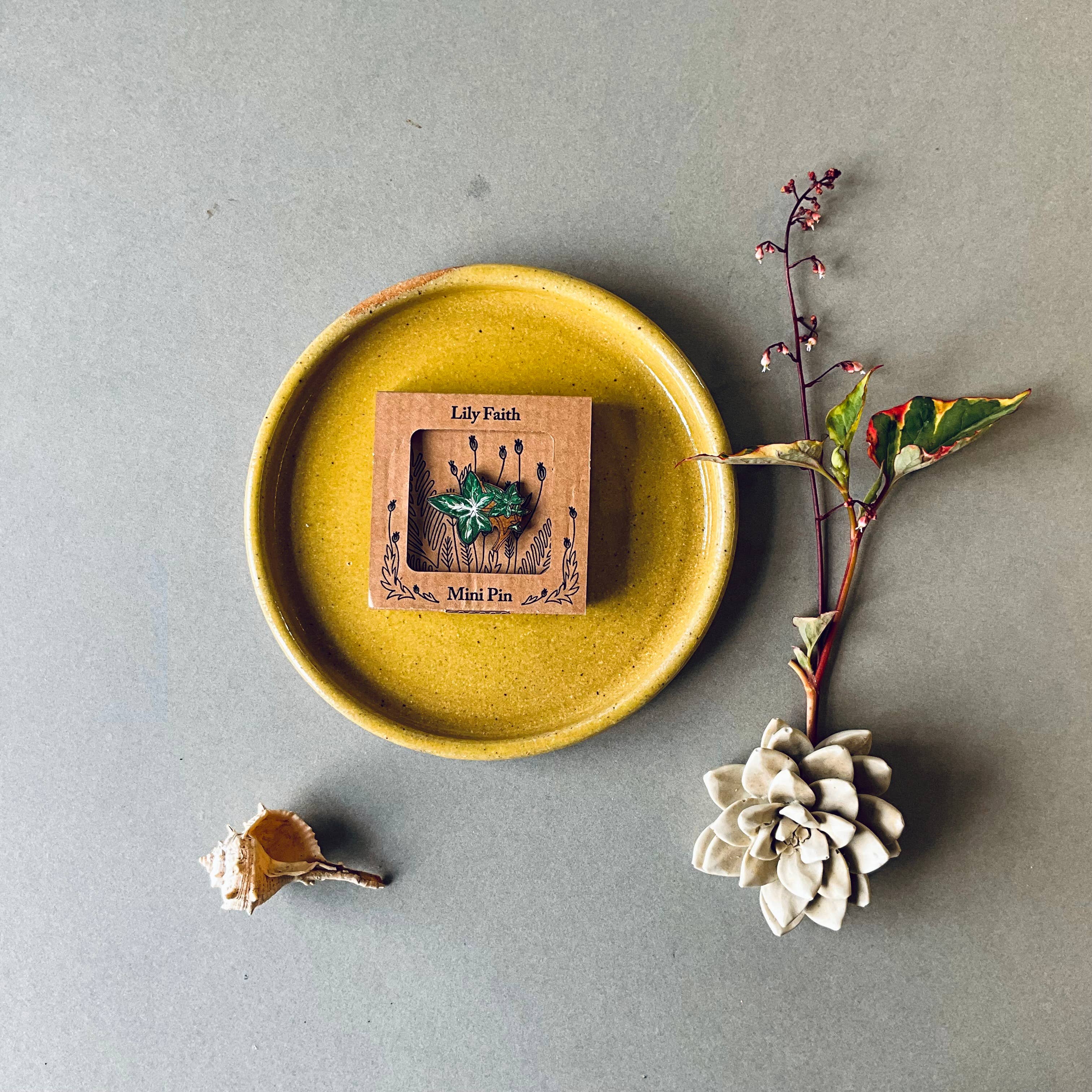 Lily Faith - Vendita all'ingrosso Spille - Mini spilla a forma di foglia d'edera 0