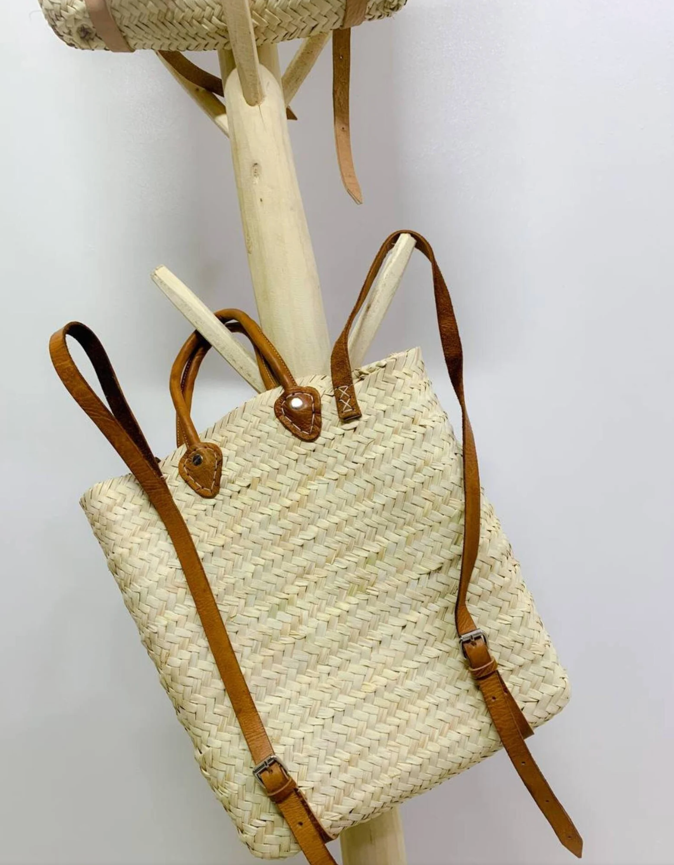 ProHandmadeDesign – Großhandel Strandtaschen – Eleganter Strohrucksack mit verstellbaren Lederhenkeln – stilvoller Strandkorb1