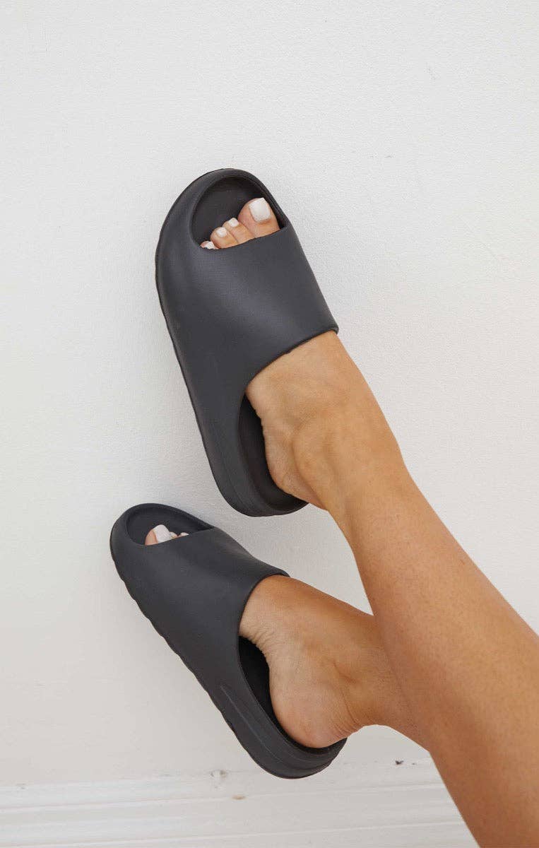 Femme Luxe – wholesale Slides – Women’s – Black Tread Detail Rubber Flatform Sliders - Marion1