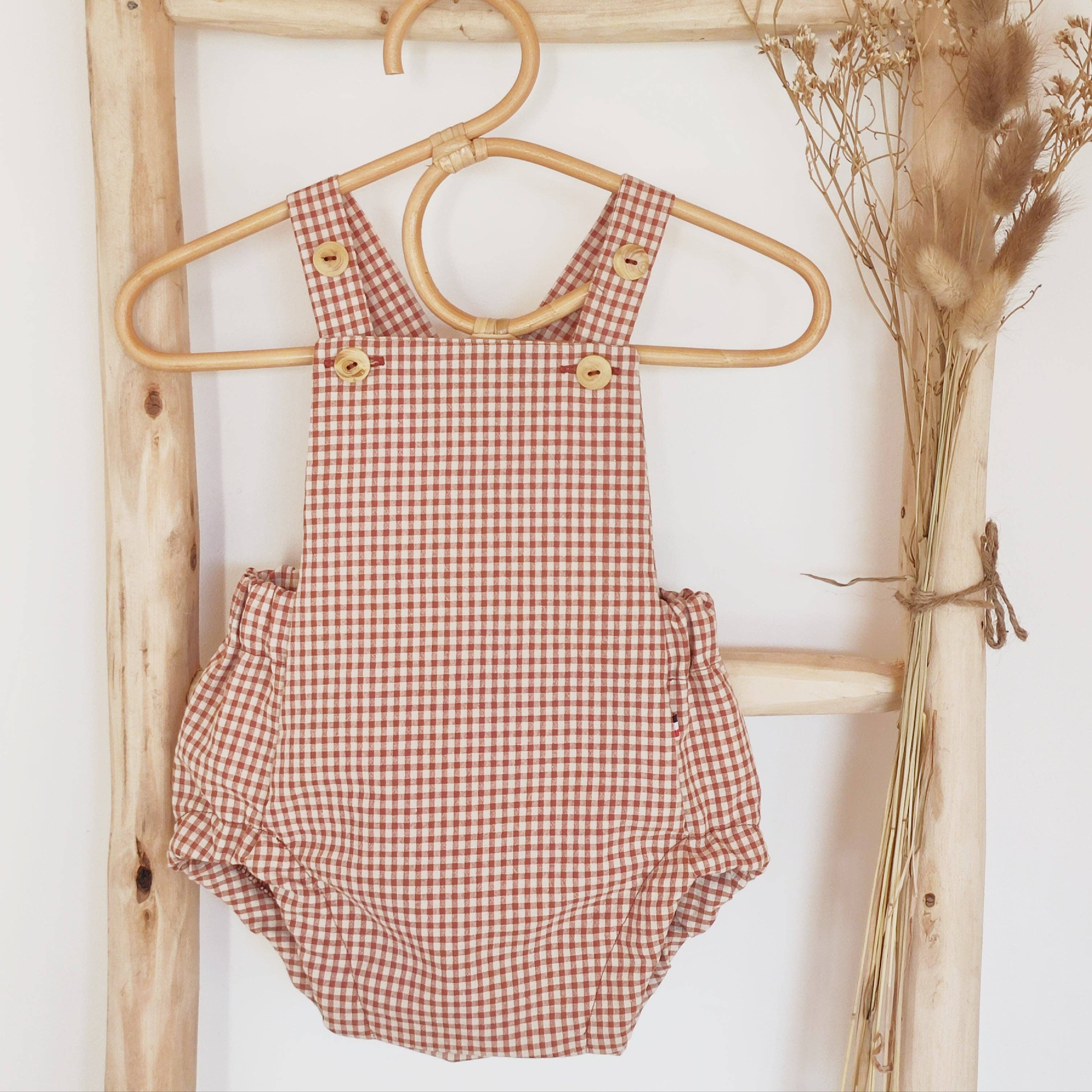 Les p'tites Merveilles de Bérénice - Vente Salopette – bébé - Salopette bloomer bébé "Eden" évolutive en serrsucker vichy1