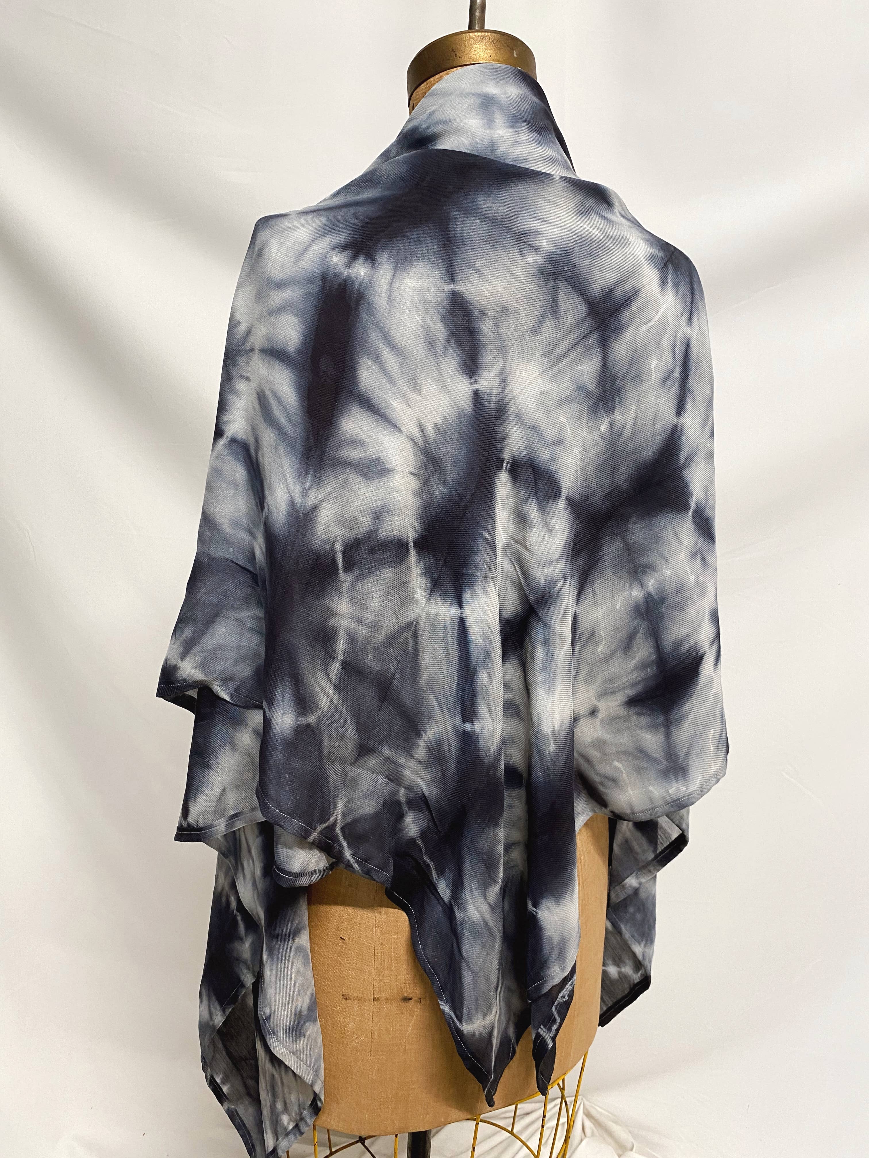 Explore Designs By Emelia Prince Ruyle - Vendita all'ingrosso Sciarpa - Donna - Sciarpa coperta in lana di seta Stellar tinta a mano4