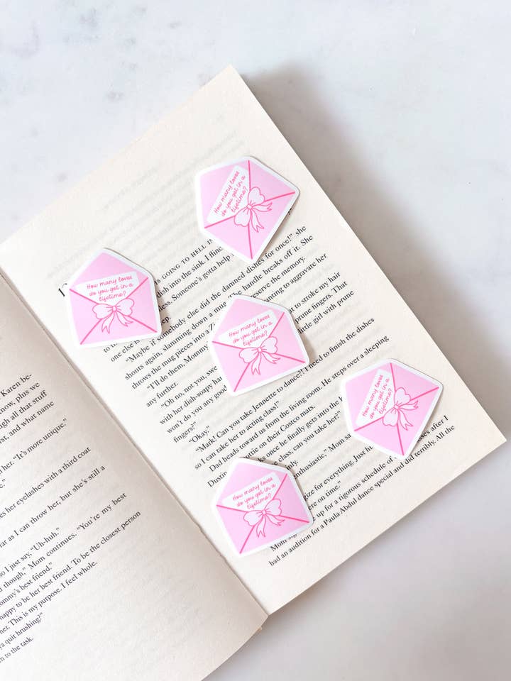 Combien d'amours reçoit-on dans une vie - Autocollant pour la vente par Fleurs on Sunday