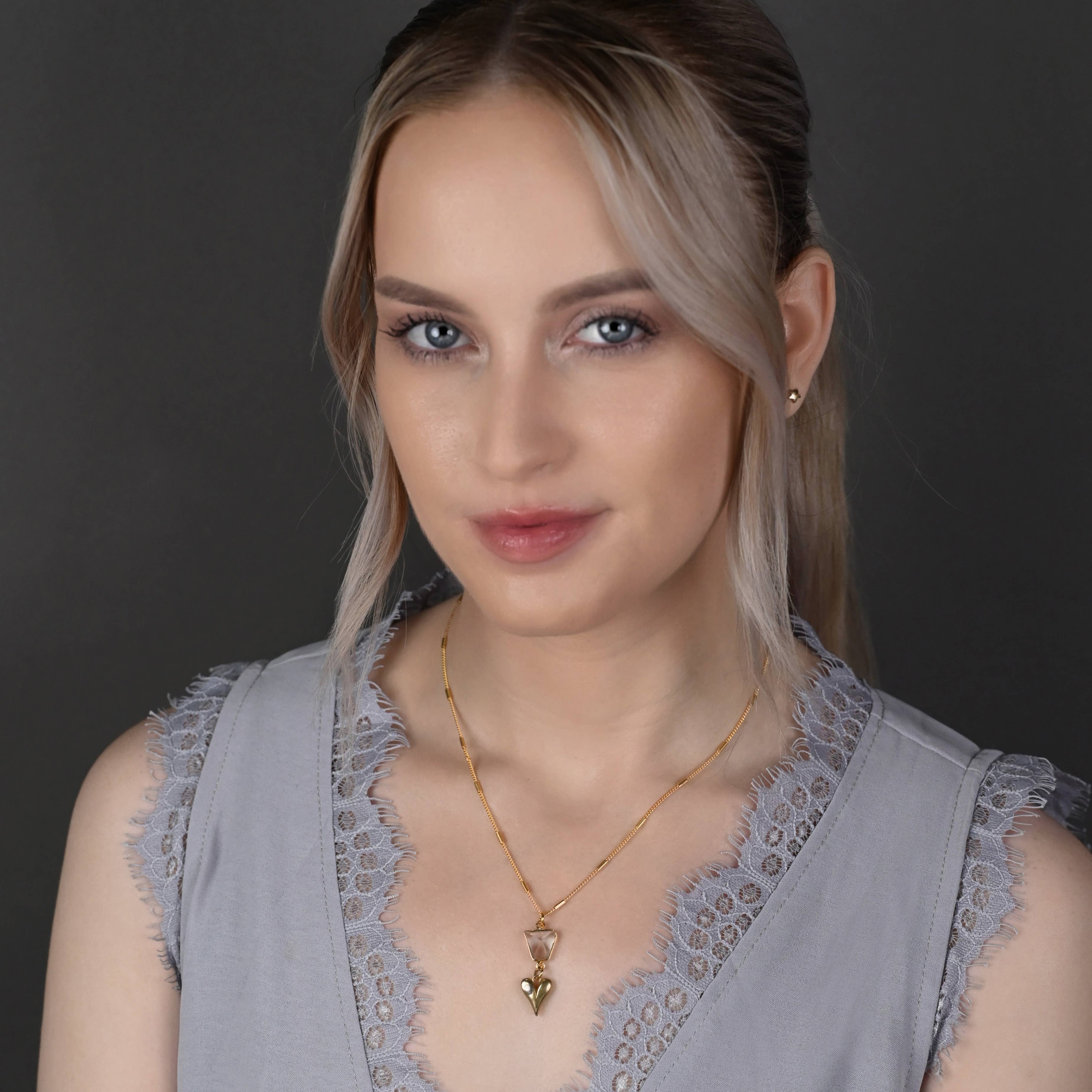 KBD Studio - Vente Colliers à pendentif - Cœur sculpté en laiton avec collier en quartz en cristal1