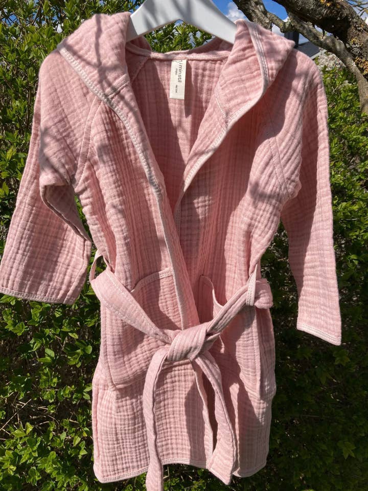 Peignoir enfants rose en mousseline de coton pour la vente par I MIN STIL