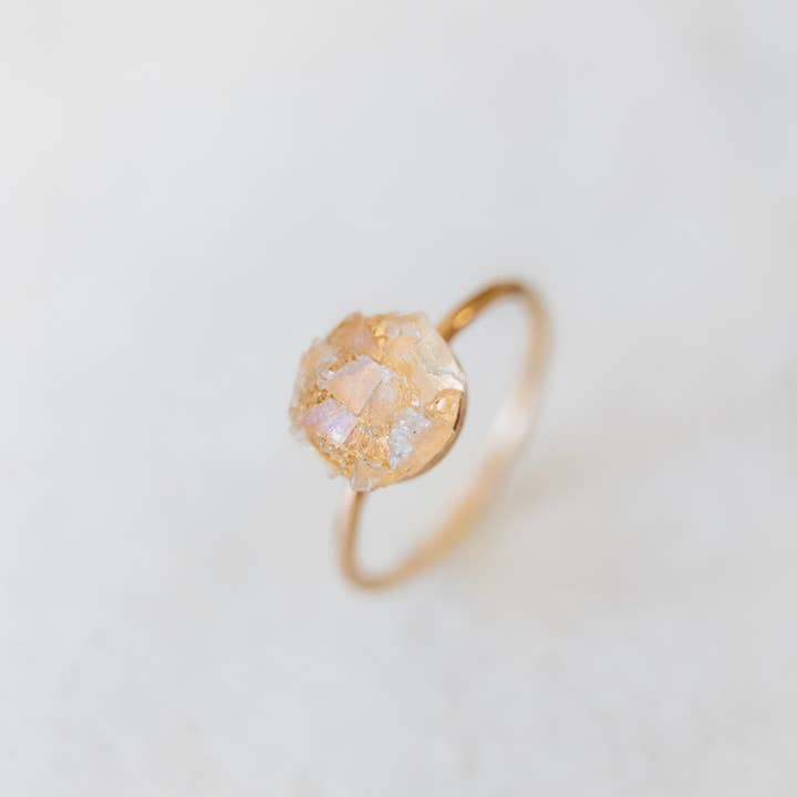 Bague mosaïque en pierre de lune arc-en-ciel brute pour la vente par luxe.zen