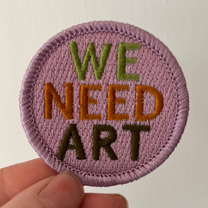 We Necessita de Patch Bordado Art Lilac 2" por atacado de Ramona Muse Lambert
