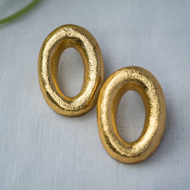 Handgjorda guldpläterade ovala örhängen: Mässingsörhängen med statement. för wholesale av DIORA