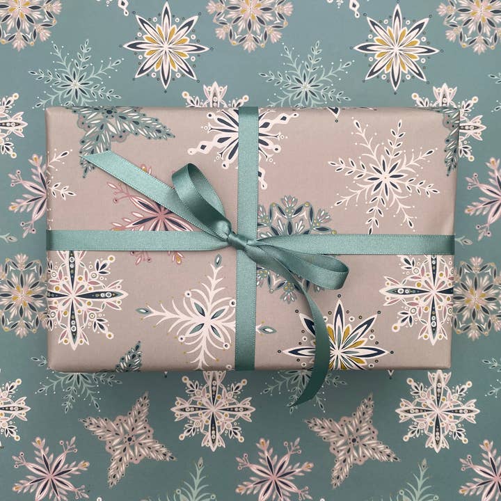 KERSTCADEAUPAPIER | SNEEUWVLOKKEN voor wholesale door Bianca Williams Design