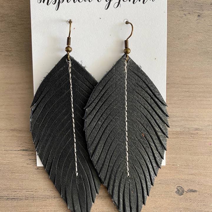 Inspired by Jenna - Vente Boucles d'oreilles pendantes - Boucles d'oreilles plumes en cuir noir (4 tailles)