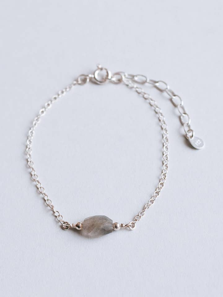 Bracelet en argent sterling orné de pierres précieuses de labradorite pour la vente par Honeydew Club