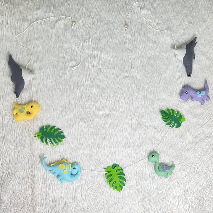 Guirlande de découverte de dinosaures pour la vente par Ash and Vi