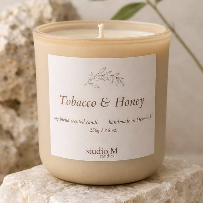 Tobacco & Honey - Soy Blend Scented Candle 250 g for wholesale by studio M candles