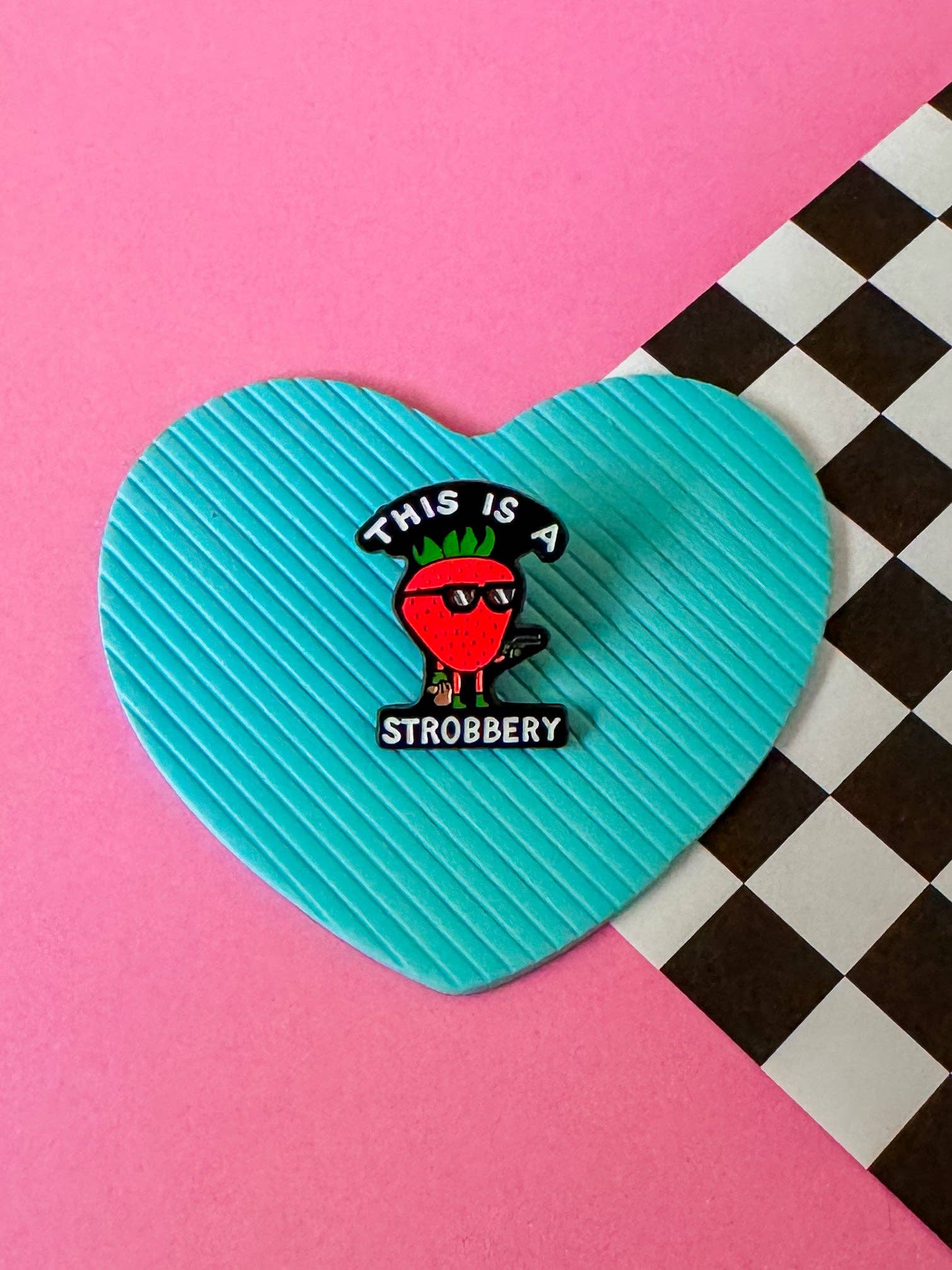 Larry’s Waffle Shop – Engroshandel Reversnål/knap – Jordbærtyveri | Emaljepin0