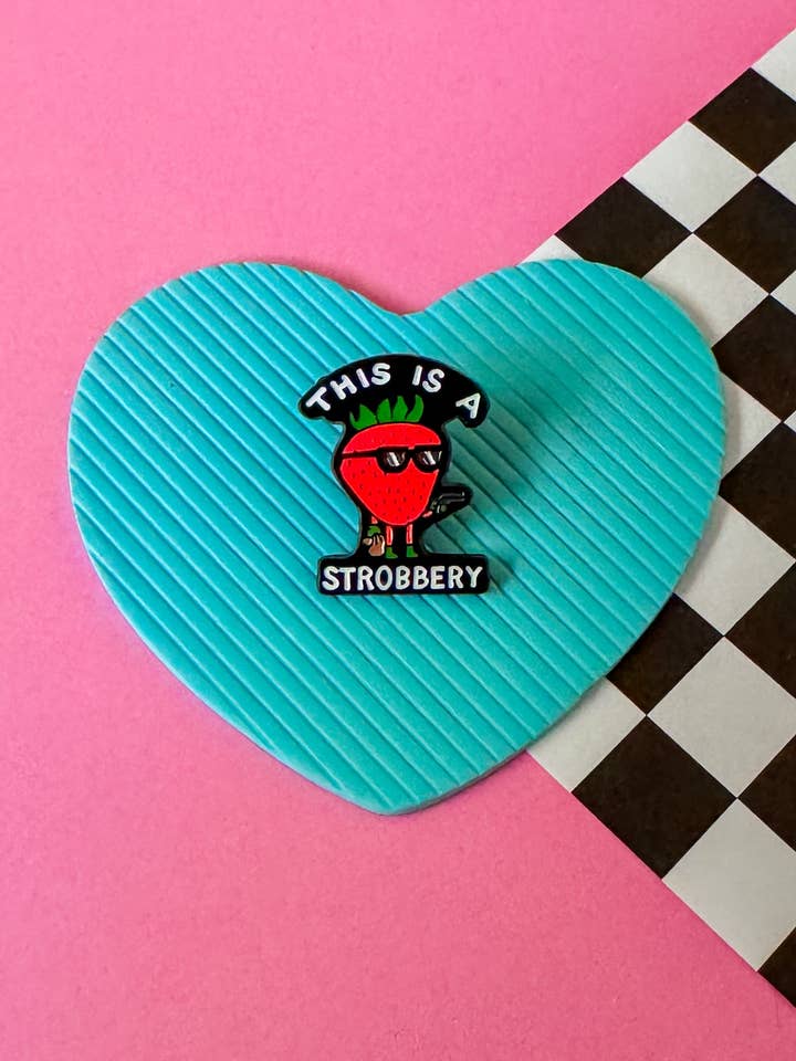 Vol de Fraises | Épingle Émaillée pour la vente par Larry’s Waffle Shop