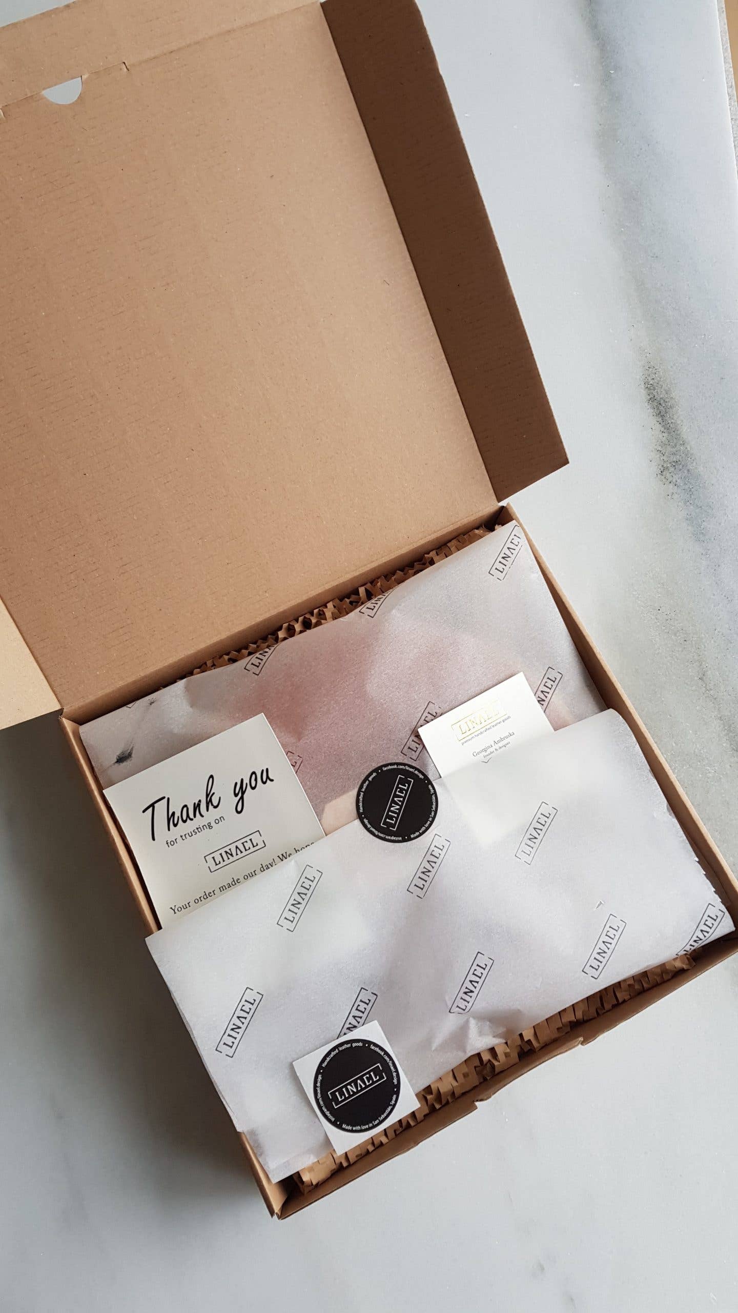 Linael - Venta al por mayor Relojes de pared - RELOJ DE PARED DE CUERO — TAMAÑO MEDIANO — VERDE BOTELLA2