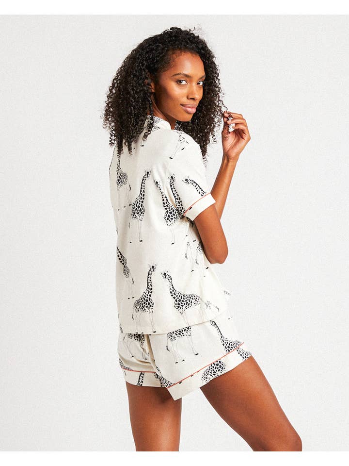 Hvid Økologisk bomuldspyjamas med girafprint for engroshandel på Faire2