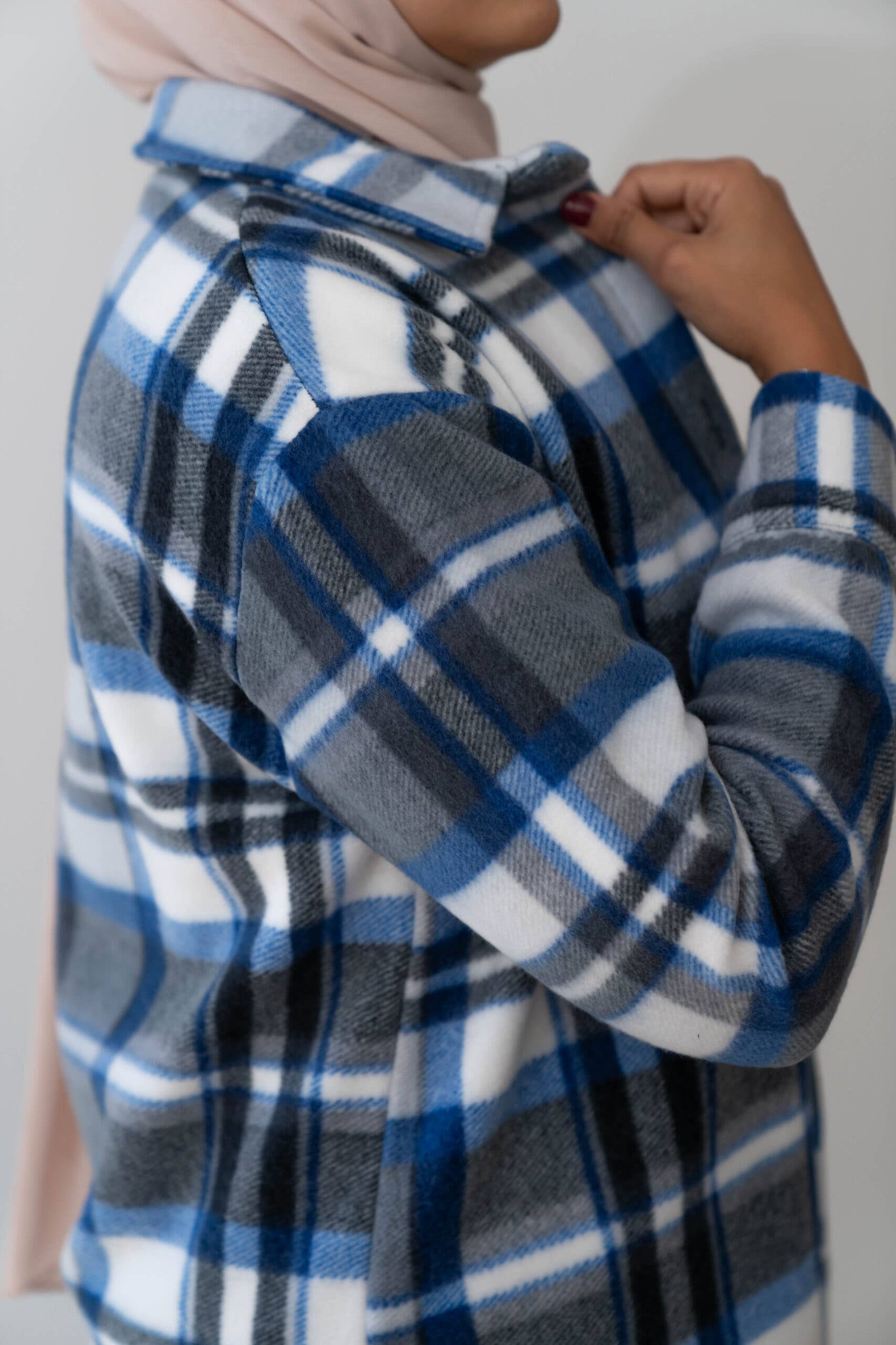 SAIS Fashion - Wholesale Button Down Shirt - Women's - Checkered Blouse without Pockets in Blue and Red1