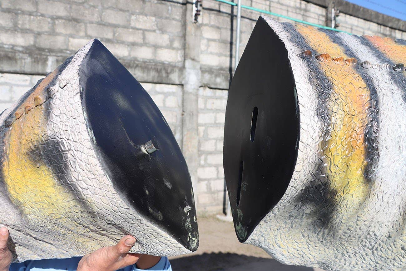 LM Treasures - Wholesale Figurine Toy - Kids - Australovenator Dinosaur Life Size Statue7