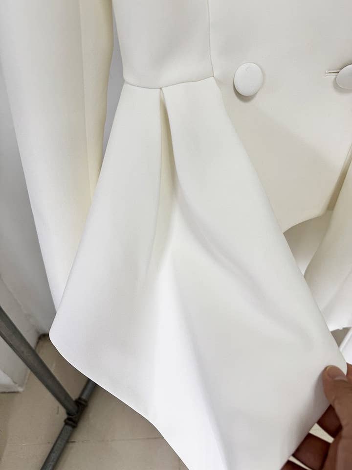 Branco Conjunto feminino Productseeker com jaqueta ajustada e calças flare vermelhas com babados para venda a revendedores na Faire4