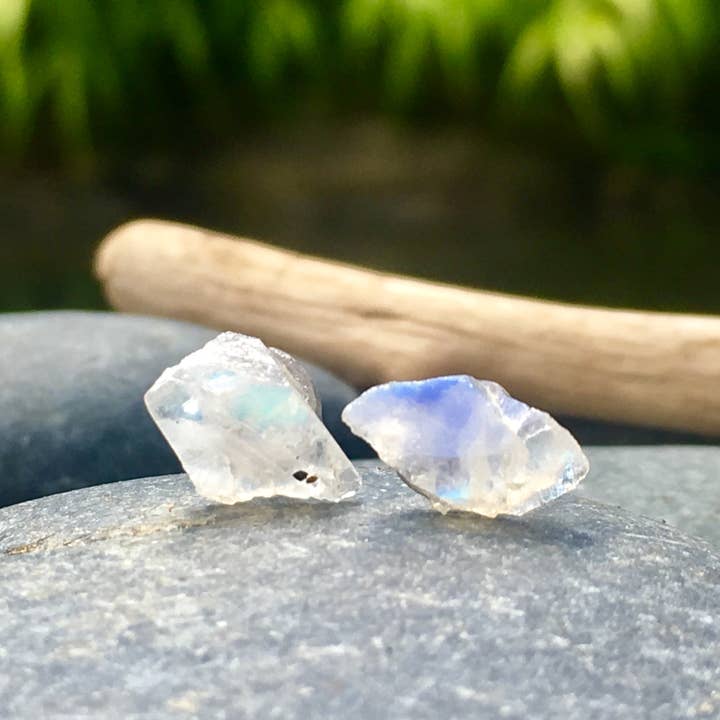 Earth Play Studios - Wholesale Knopjes/oorstekers - Ruwe blauwe iriserende maansteen sieraden helende edelsteen stud