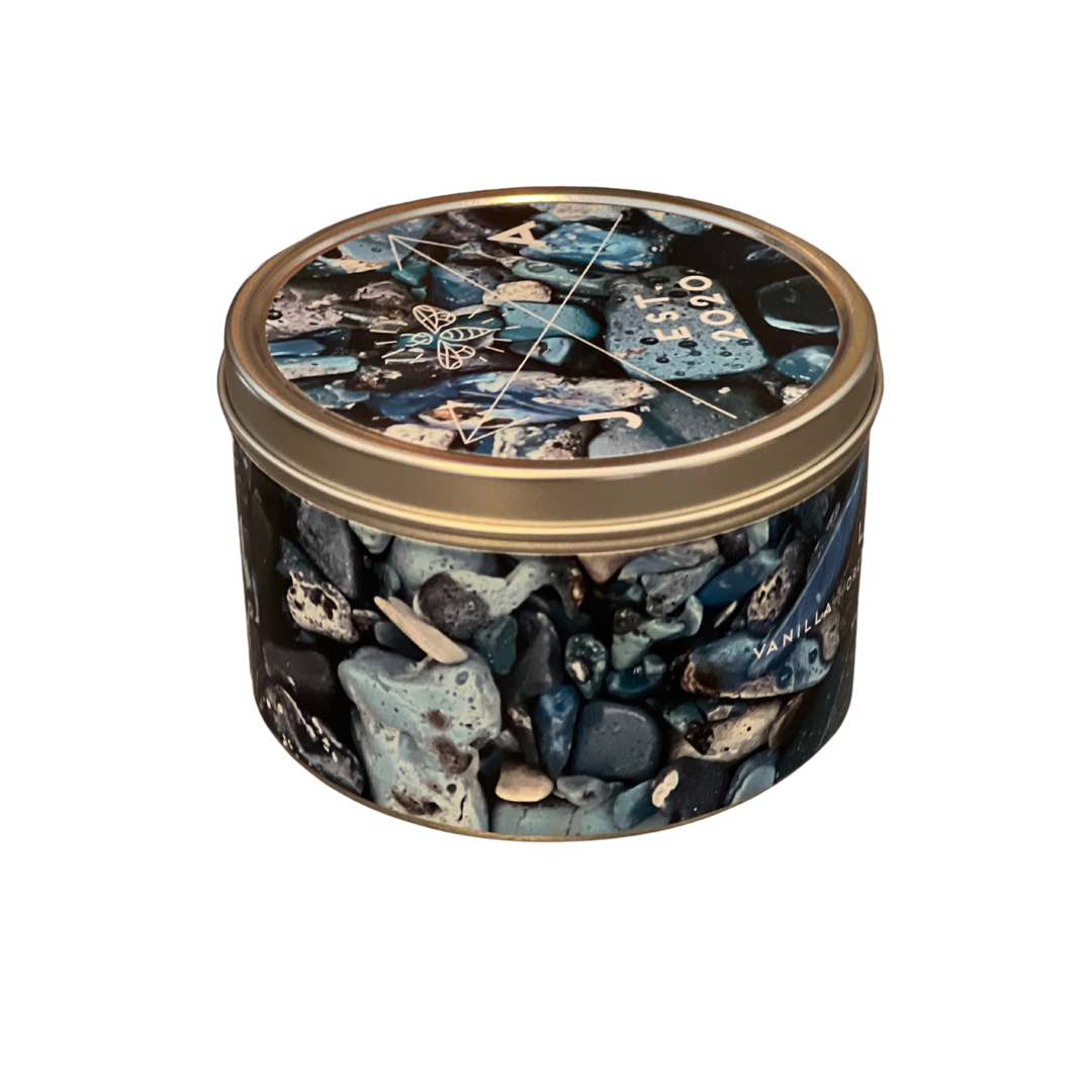 June Apothicarie - Vente Bougies de voyage - Bougie en étain à mèche en bois Leland Blue de 11 oz - Michigan3