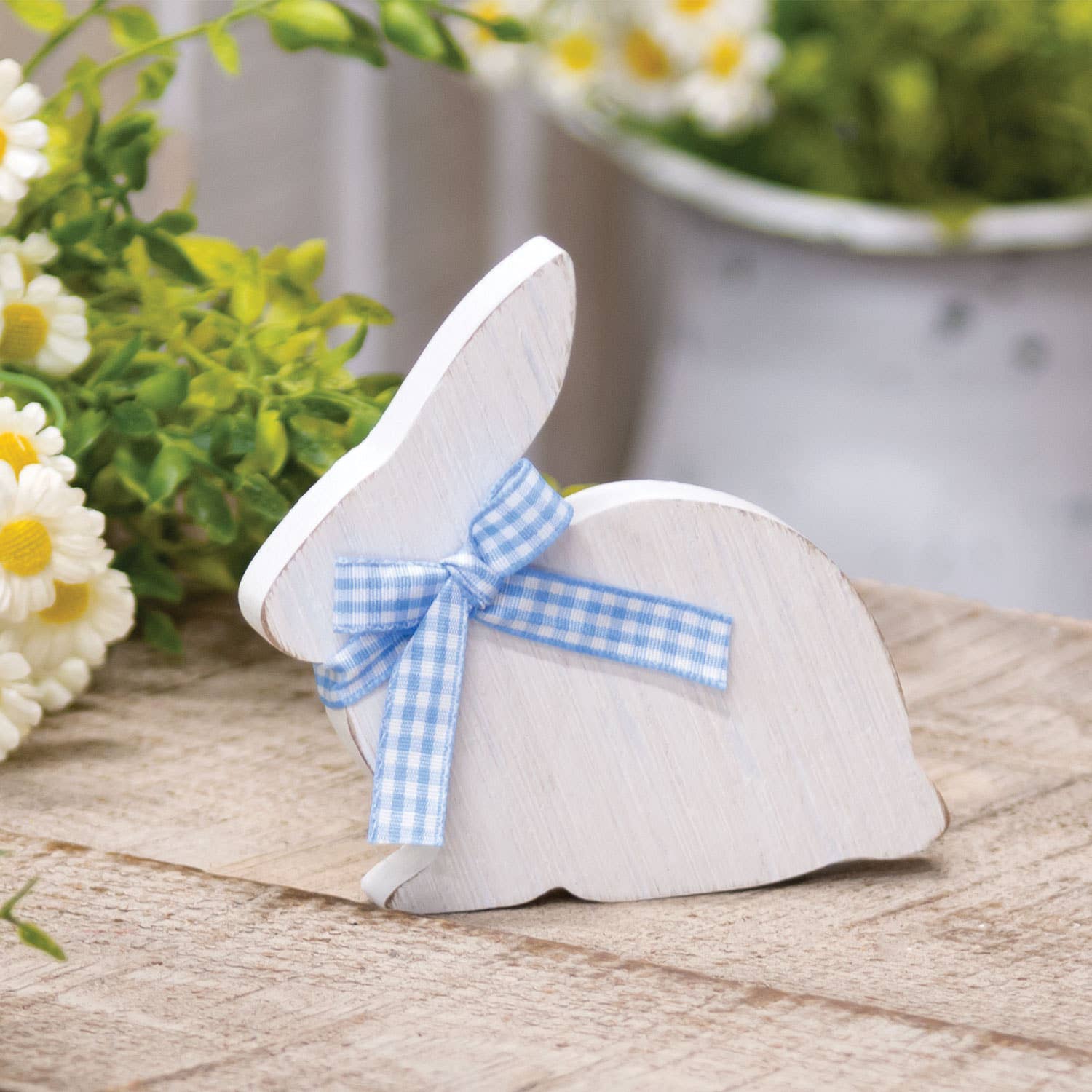 The Hearthside Collection - Vente Décorations de table - Bunny Sitter blanc avec ruban à carreaux de buffle bleu et blanc1