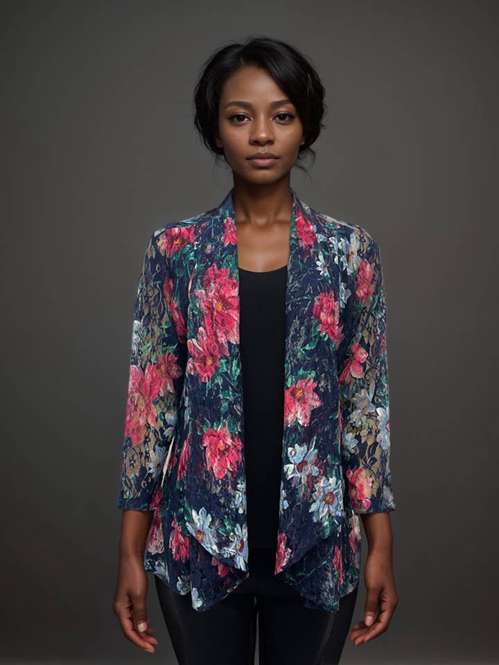 Blondecardigan med blomster - Marineblå med lyserøde og grønne blomster for engroshandel hos Casual & Co.