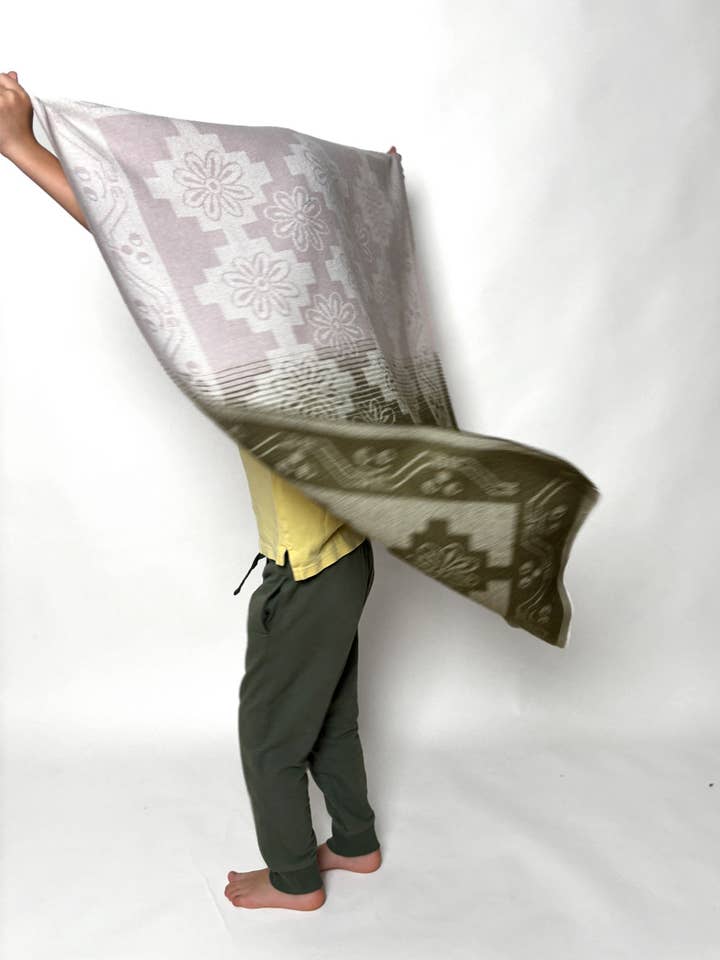 Manta Carrinho 100% Baby Alpaca - “Flower field” Rosa/Gn por atacado de Javiera Varas KIDS