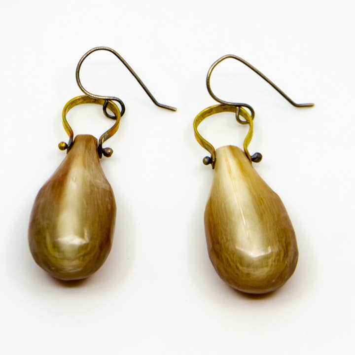 Carved Horn Oorbellen voor wholesale door Eric Silva