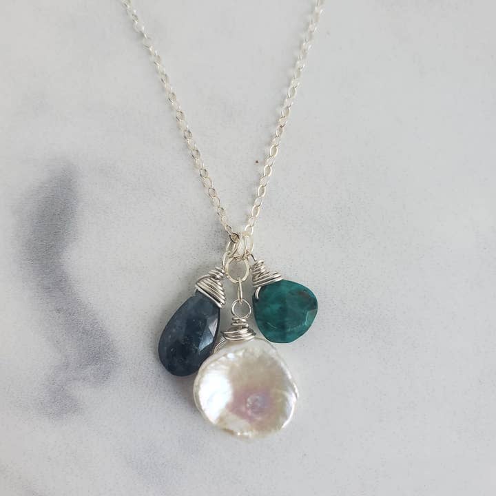 Collana a tre pietre di diaspro terrestre, perla, cianite per la vendita all'ingrosso da parte di Agape Gems