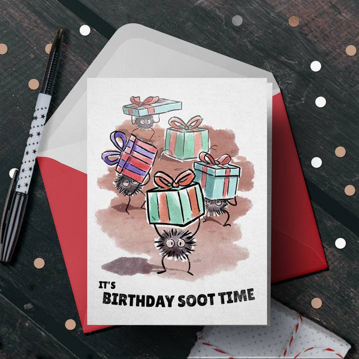 Geburtstagskarte „Birthday Soot“, japanische Folklore, Sprite, Anime-Motiv für den Großhandel von Aaron Millard Illustration