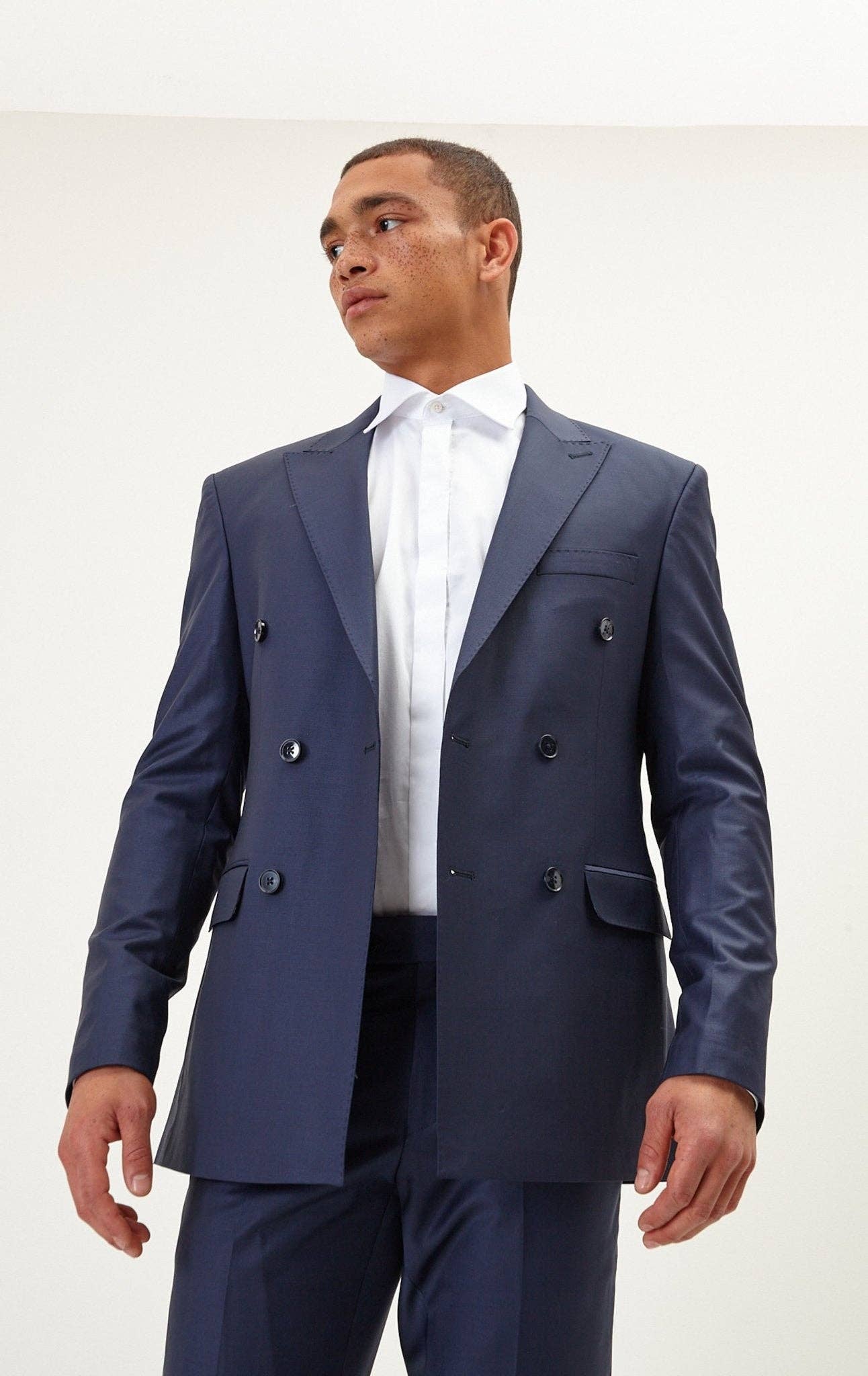 NAVY SOLIDO Abito da uomo Ron Tomson doppiopetto in lana Merino Super 120s, blu navy in vendita all'ingrosso su Faire13